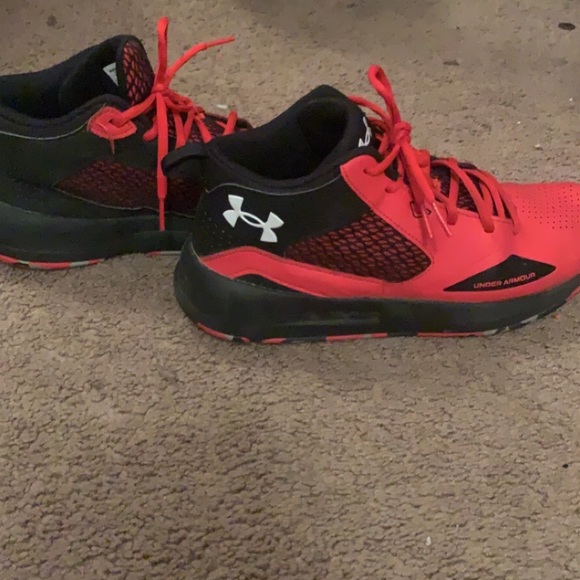 Size 9 red and gray - Picture 3 of 4